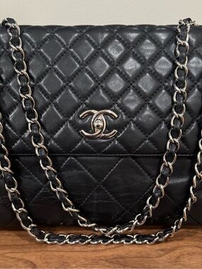 CHANEL Black Quilted Shoulder Bag with Silver Chain